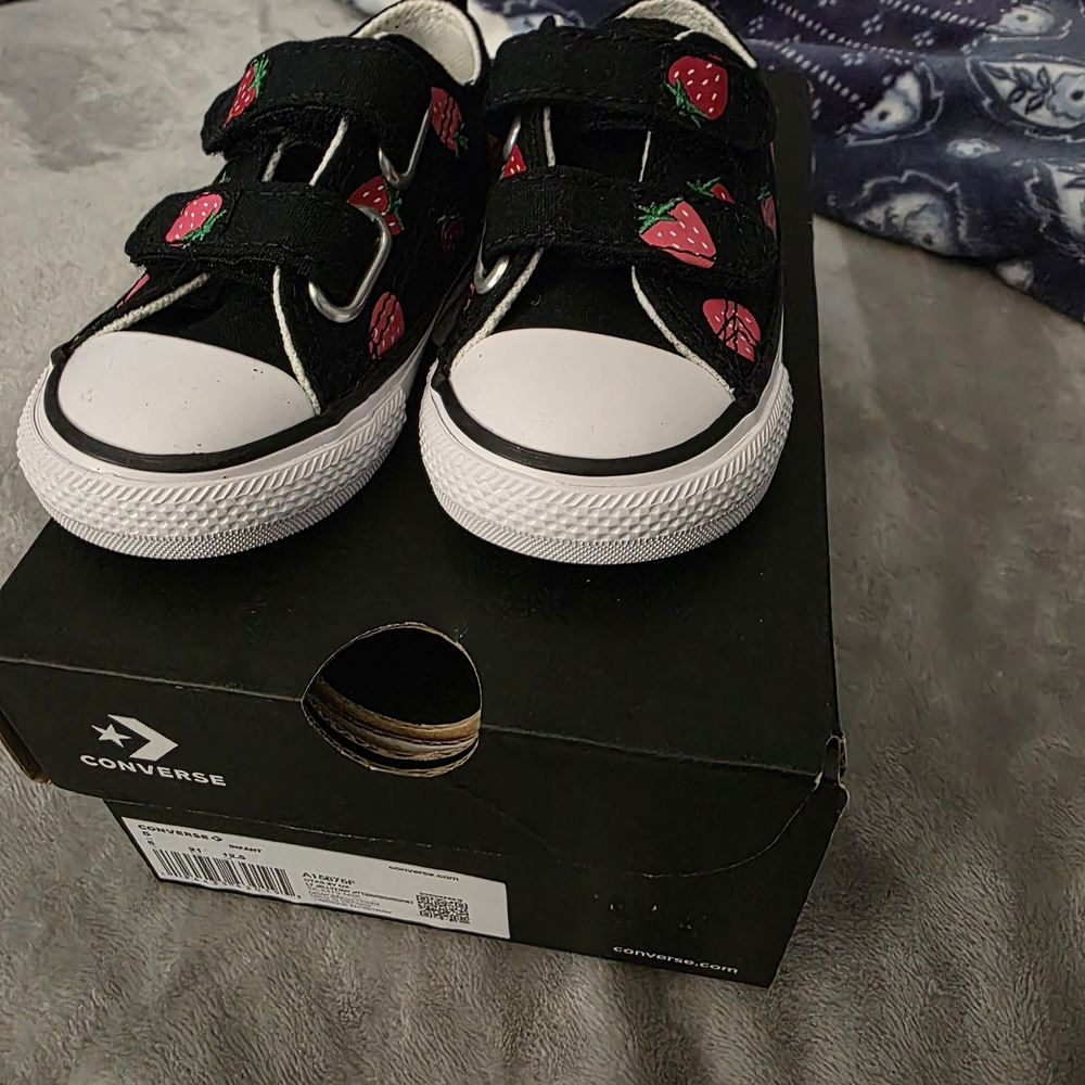 NIB Converse Kids Black and Pink Strawberry Sneakers Toddler Girl Sz 5C